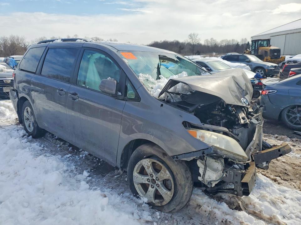 Photo 4 from auction – 2014 TOYOTA SIENNA with VIN 5TDKK3DC1ES523413