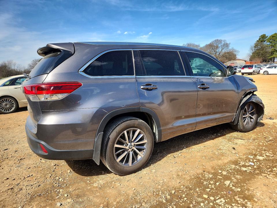 Photo 3 from auction – 2018 TOYOTA HIGHLANDER with VIN 5TDKZRFH1JS536387