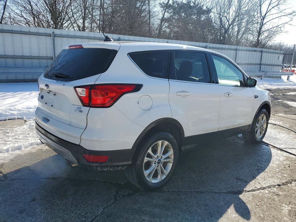 Photo 3 from auction – 2019 FORD ESCAPE SE with VIN 1FMCU9GD4KUB38257
