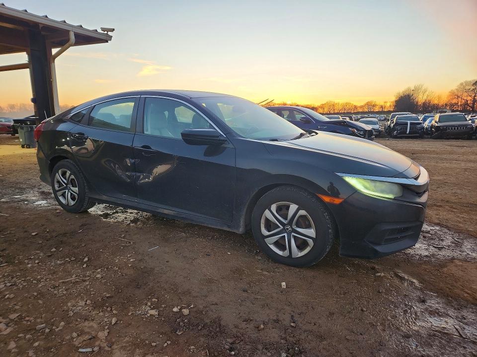 Zdjęcie 4 z aukcji – 2018 HONDA CIVIC LX z VIN 19XFC2F52JE028181