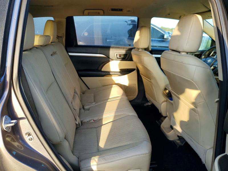 Photo 11 from auction – 2015 TOYOTA HIGHLANDER with VIN 5TDZKRFHXFS042636