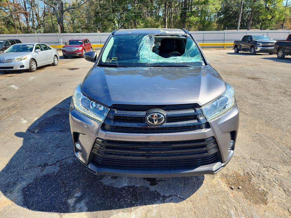 Photo 5 from auction – 2018 TOYOTA HIGHLANDER with VIN 5TDKZRFH7JS533140