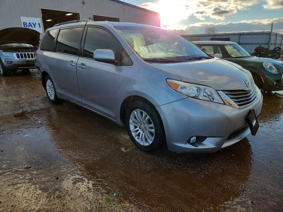 Photo 4 from auction – 2011 TOYOTA SIENNA XLE with VIN 5TDYK3DC6BS023947