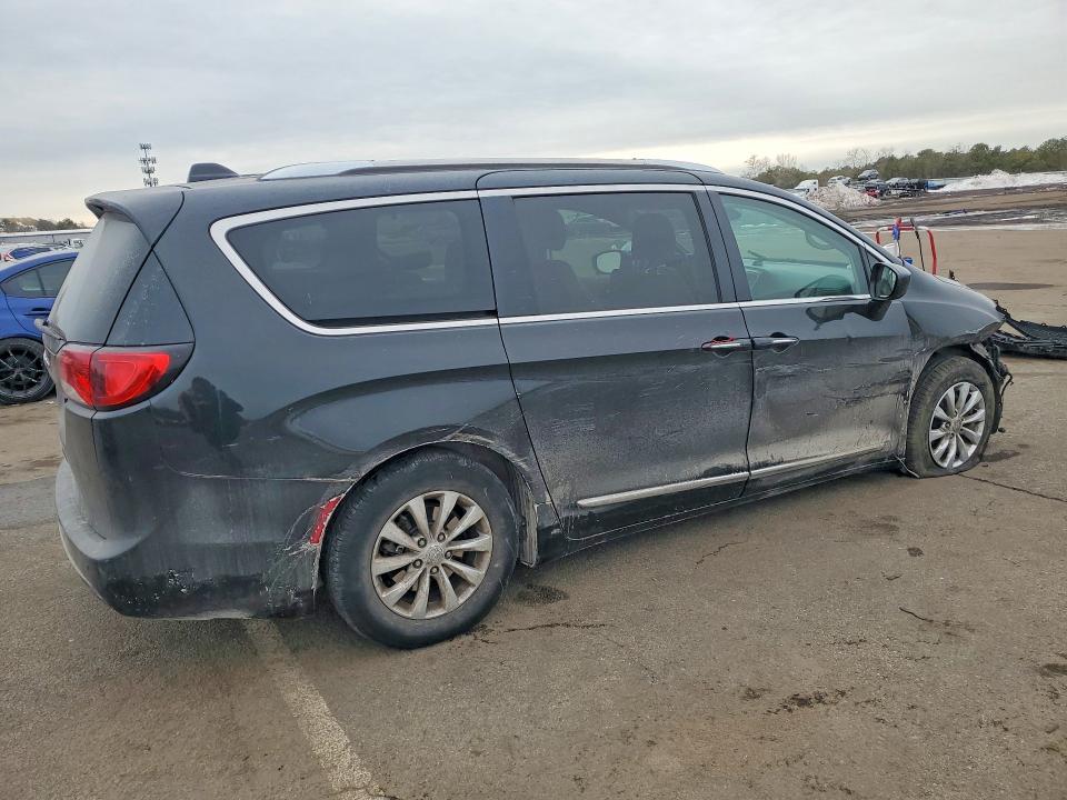 Photo 3 from auction – 2019 CHRYSLER PACIFICA with VIN 2C4RC1BG8KR609408