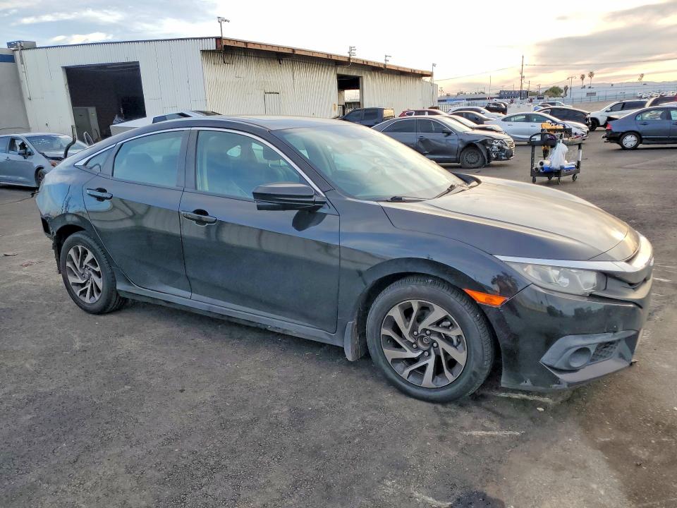 Zdjęcie 4 z aukcji – 2018 HONDA CIVIC z VIN 19XFC2F83JE021749