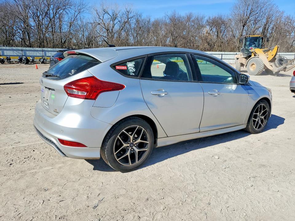 Photo 3 from auction – 2016 FORD FOCUS SE with VIN 1FADP3K23GL287801