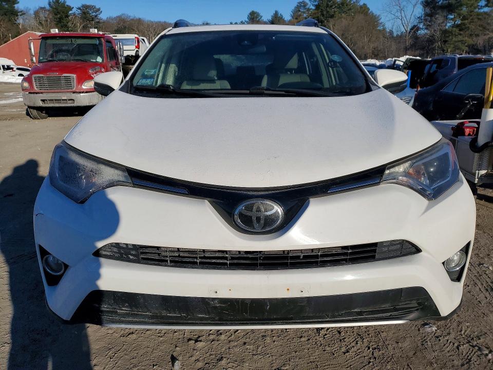 Photo 5 from auction – 2017 TOYOTA RAV4 XLE with VIN JTMRFREV2HD215916