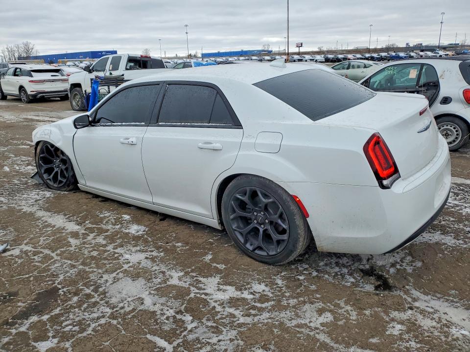 Photo 2 from auction – 2019 CHRYSLER 300 with VIN 2C3CCABG1KH617916