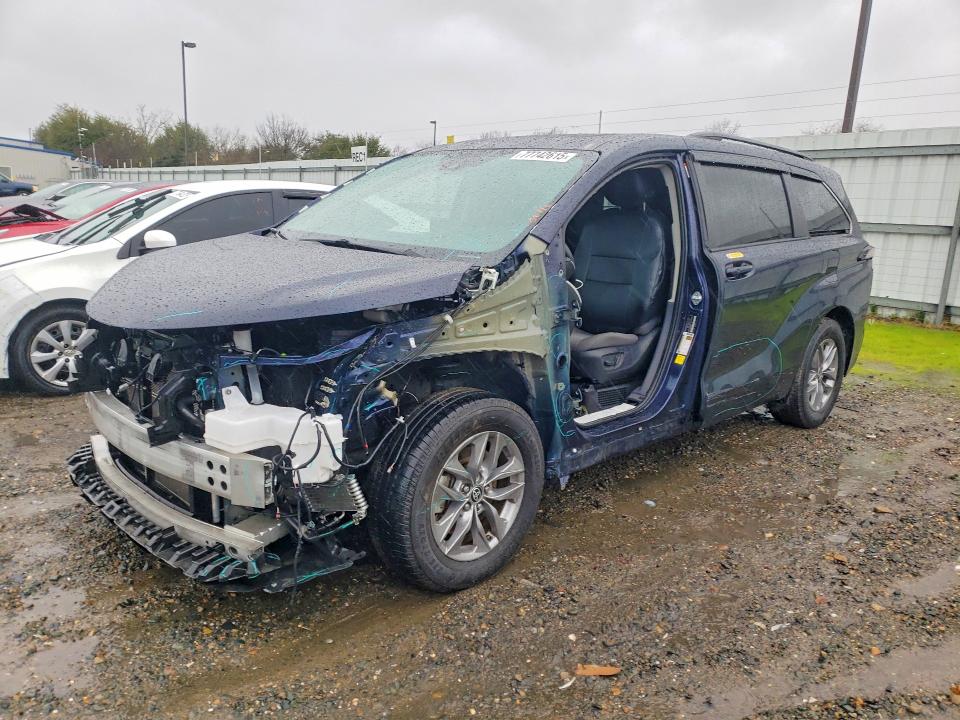 TOYOTA SIENNA 2022 with VIN 5TDBRKEC4NS131840 - Photo from auction