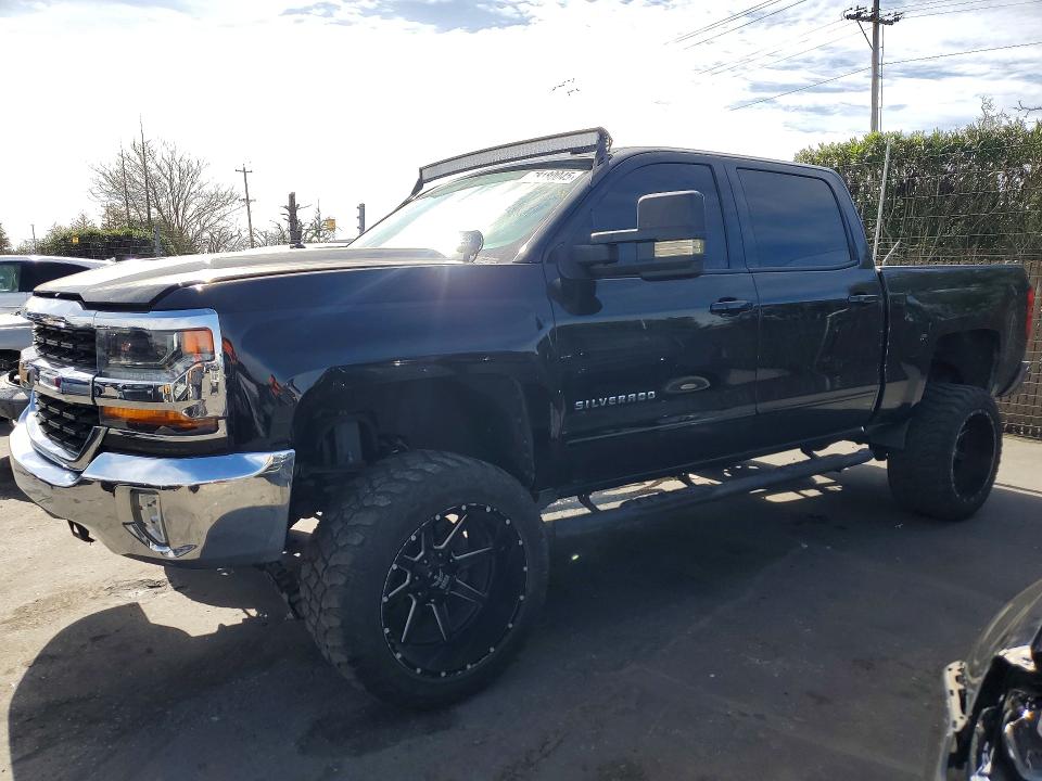 CHEVROLET SILVERADO 2018 with VIN 3GCPCREC0JG210396 - Photo from auction