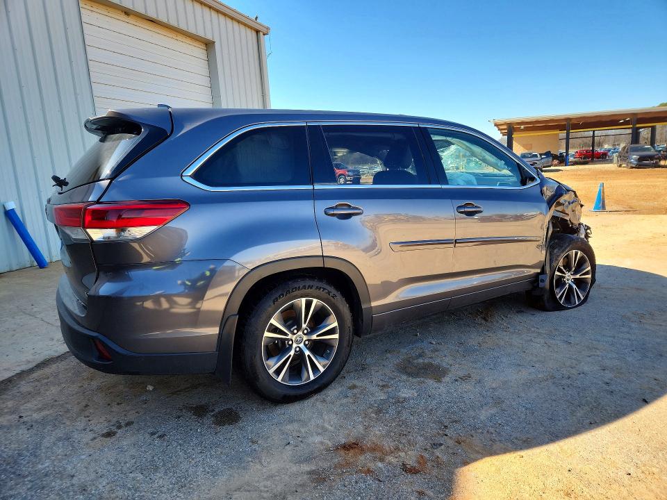 Photo 3 from auction – 2017 TOYOTA HIGHLANDER with VIN 5TDZZRFH5HS193513
