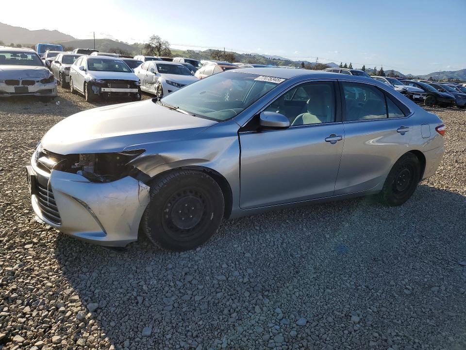 TOYOTA CAMRY LE 2015 مع رقم تعريف المركبة 4T1BF1FK3FU486032 - صورة من المزاد