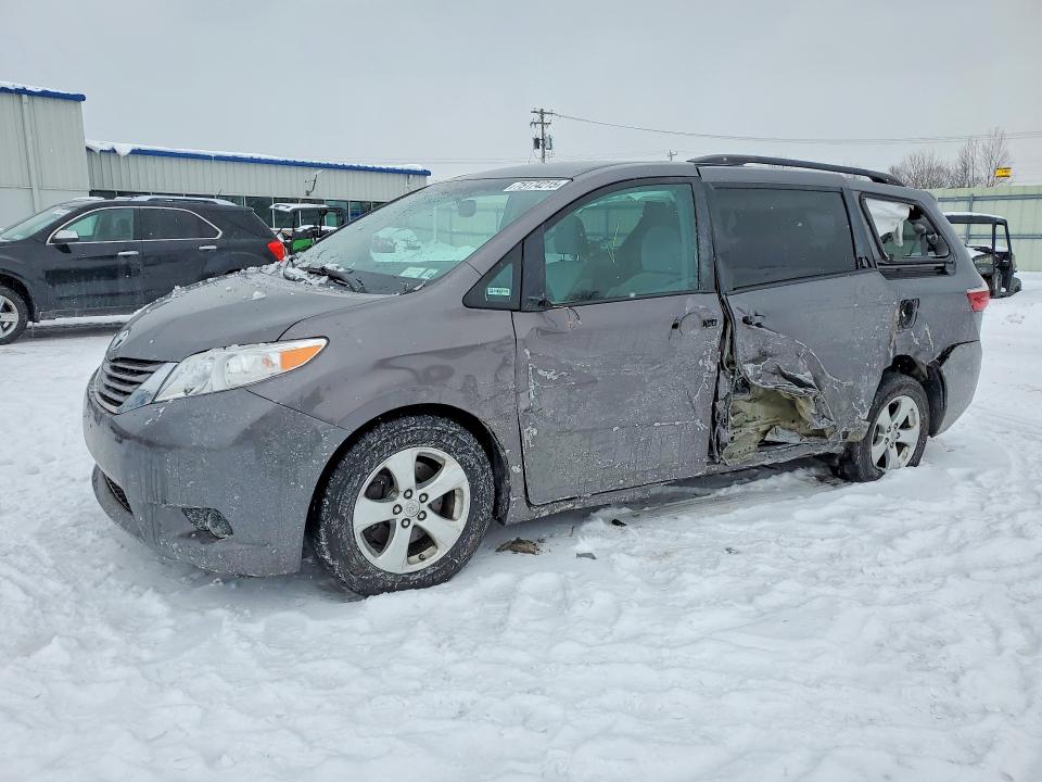 TOYOTA SIENNA LE 2017 with VIN 5TDKZ3DC5HS786004 - Photo from auction