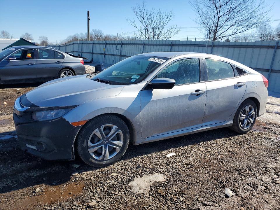 HONDA CIVIC 2017 مع رقم تعريف المركبة 2HGFC2F50HH519008 - صورة من المزاد