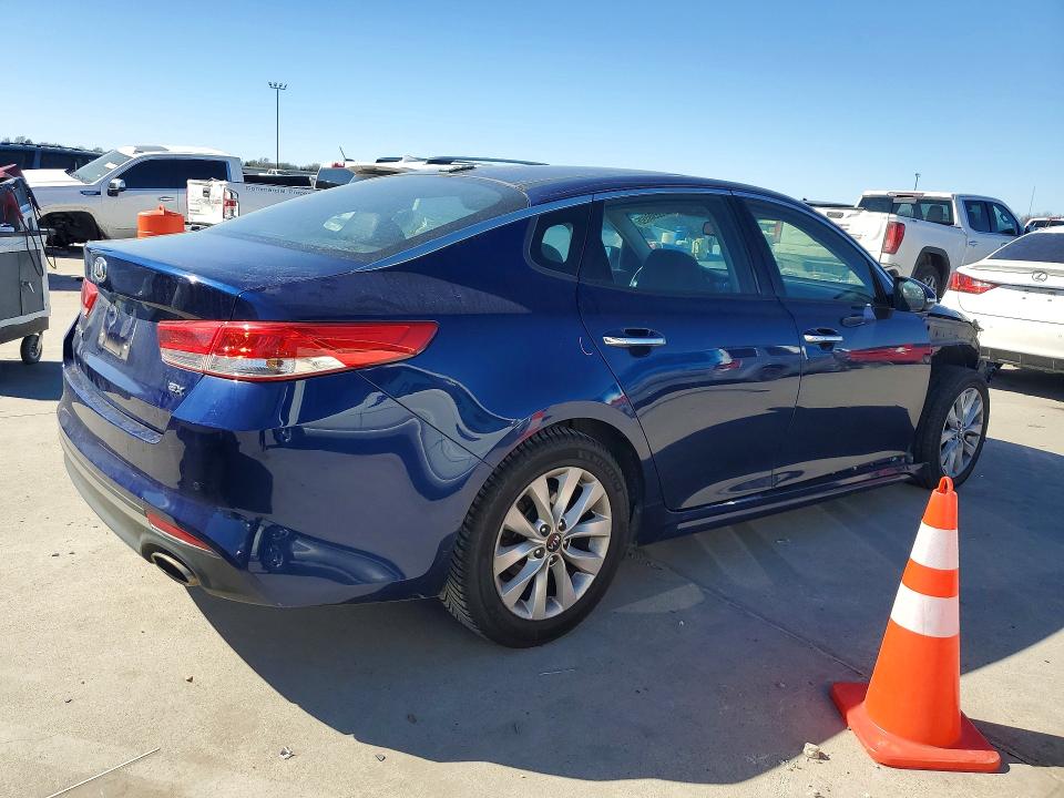 Photo 3 from auction – 2017 KIA OPTIMA with VIN 5XXGU4L37HG170429