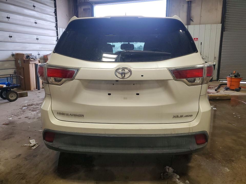 Photo 6 from auction – 2015 TOYOTA HIGHLANDER with VIN 5TDJKRFH4FS094289