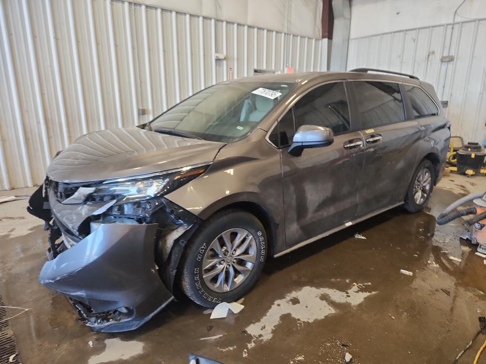 TOYOTA SIENNA 2022 with VIN 5TDYRKEC3NS103389 - Photo from auction
