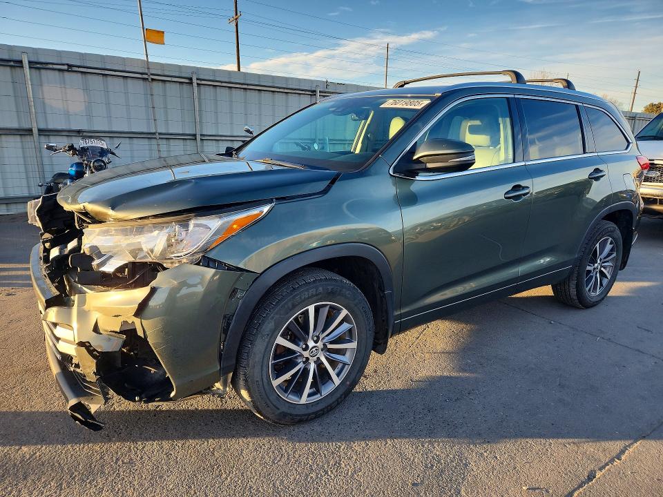 TOYOTA HIGHLANDER 2017 with VIN 5TDJZRFH7HS462947 - Photo from auction