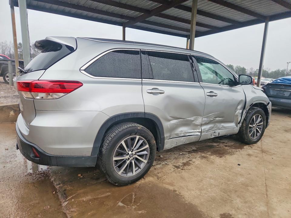 Photo 3 from auction – 2017 TOYOTA HIGHLANDER with VIN 5TDKZRFH6HS520423