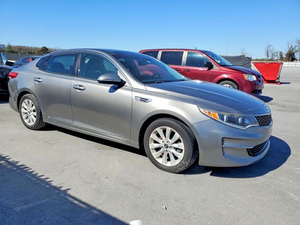 Foto 4 de la subasta – 2017 KIA OPTIMA con VIN 5XXGU4L32HG135653