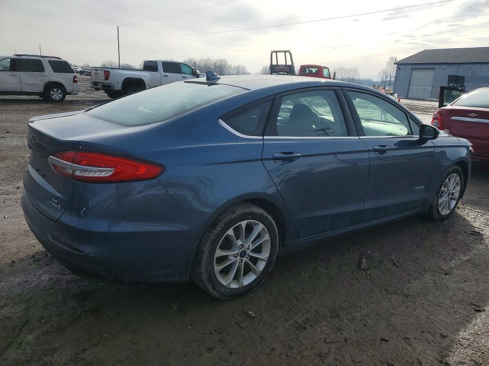 Photo 3 from auction – 2019 FORD FUSION with VIN 3FA6P0LU1KR131077