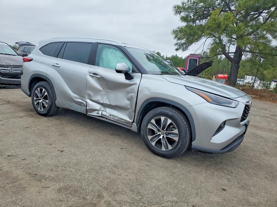 Photo 4 from auction – 2022 TOYOTA HIGHLANDER with VIN 5TDGZRAHXNS121250