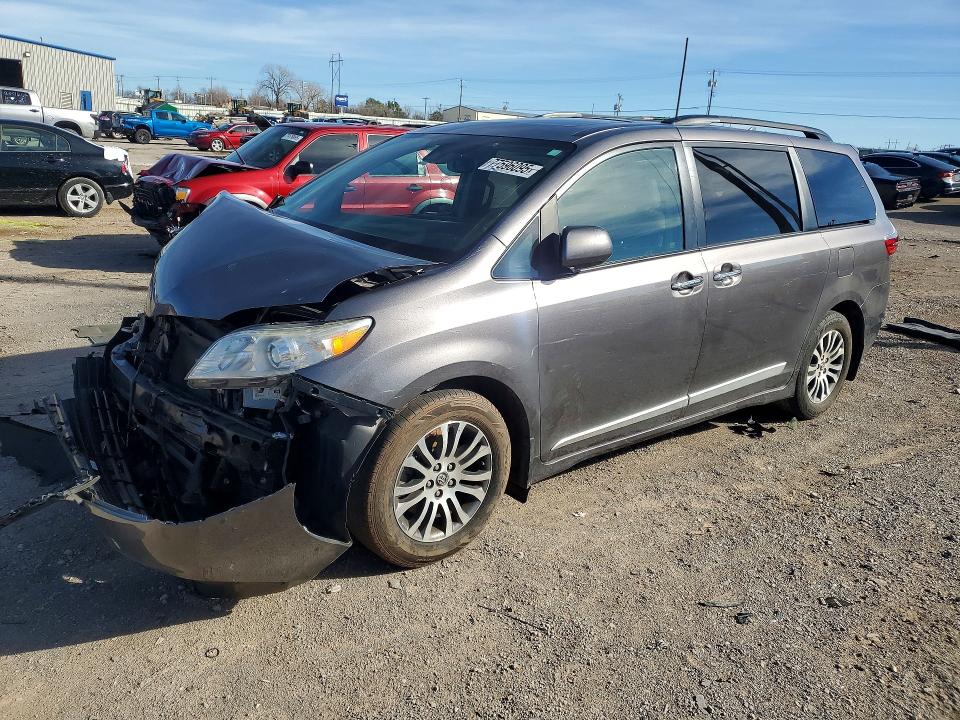 TOYOTA SIENNA XLE 2020 with VIN 5TDYZ3DC5LS047752 - Photo from auction