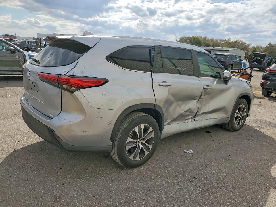 Photo 3 from auction – 2023 TOYOTA HIGHLANDER with VIN 5TDKDRAH8PS003130