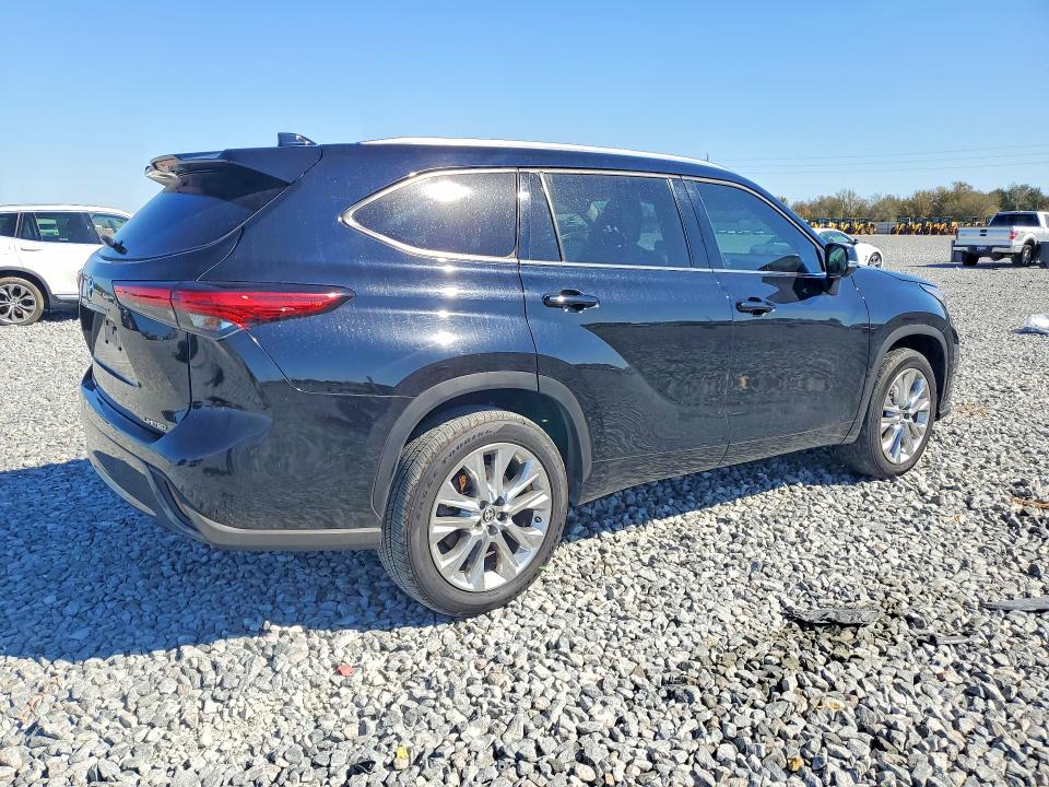 Photo 3 from auction – 2022 TOYOTA HIGHLANDER with VIN 5TDYZRAH6NS103140
