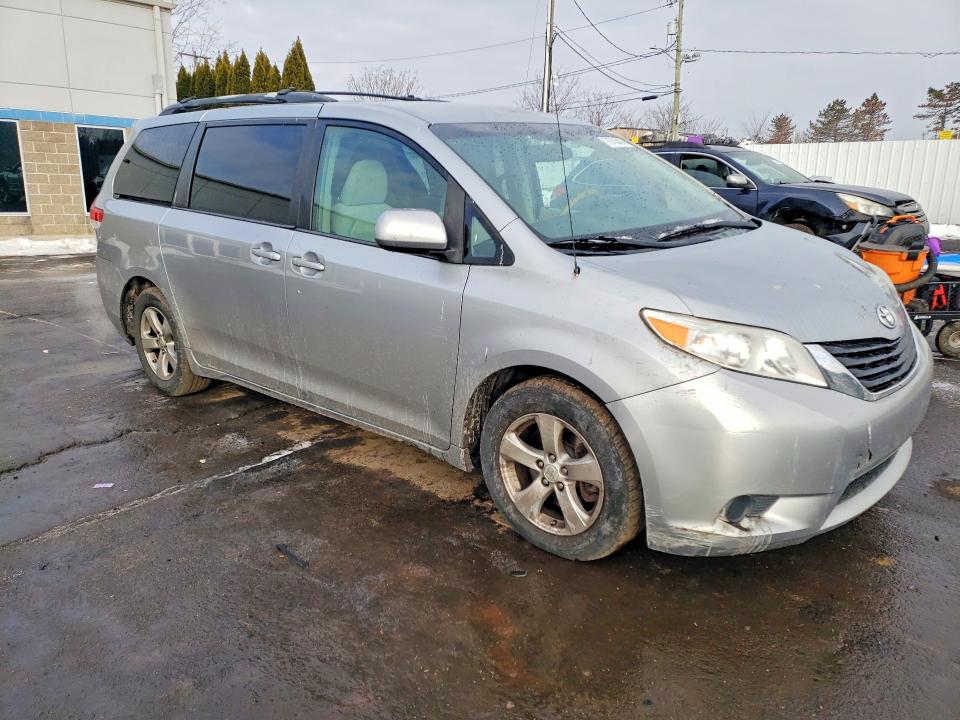 Photo 4 from auction – 2013 TOYOTA SIENNA LE with VIN 5TDKK3DC3DS343137