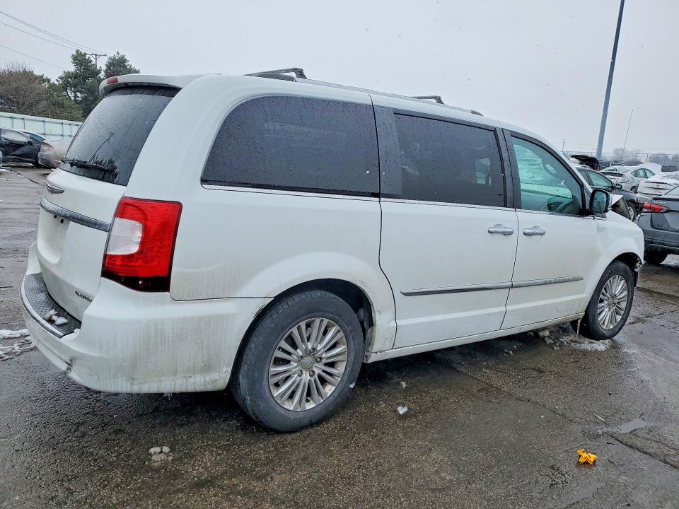 Photo 3 from auction – 2014 CHRYSLER TOWN & COU with VIN 2C4RC1GG6ER423573