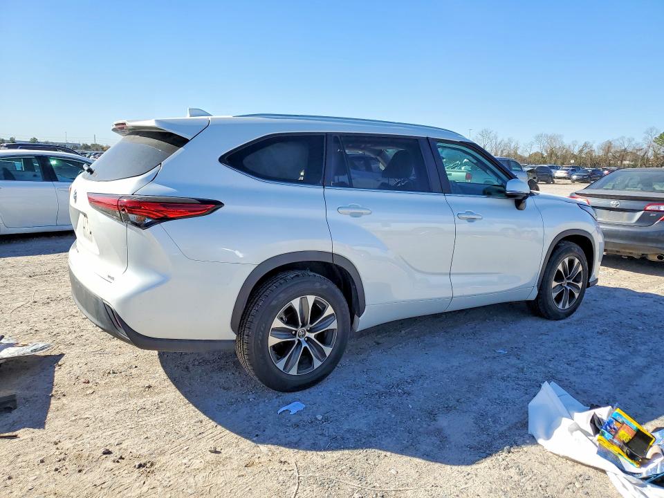 Photo 3 from auction – 2023 TOYOTA HIGHLANDER with VIN 5TDKDRAH6PS008522