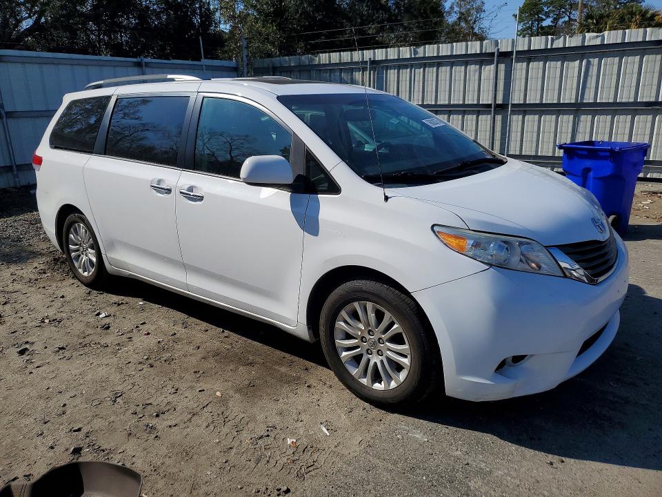 Photo 4 from auction – 2014 TOYOTA SIENNA XLE with VIN 5TDYK3DC5ES458317