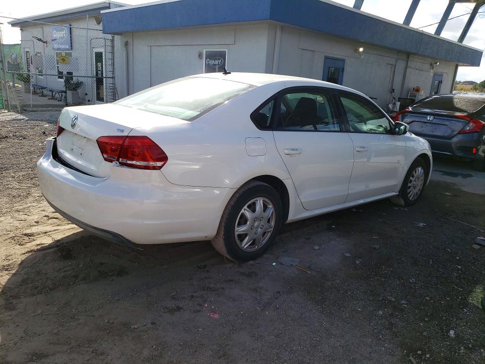 Photo 3 from auction – 2014 VOLKSWAGEN PASSAT S with VIN 1VWAT7A35EC088124
