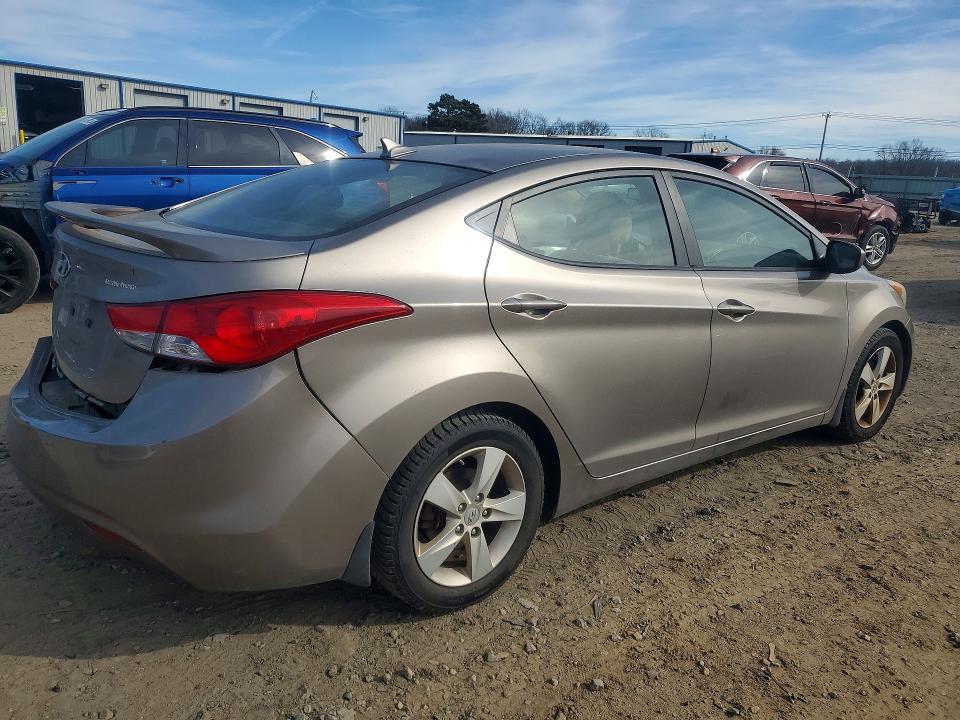 Photo 3 from auction – 2013 HYUNDAI ELANTRA GL with VIN 5NPDH4AE0DH334629
