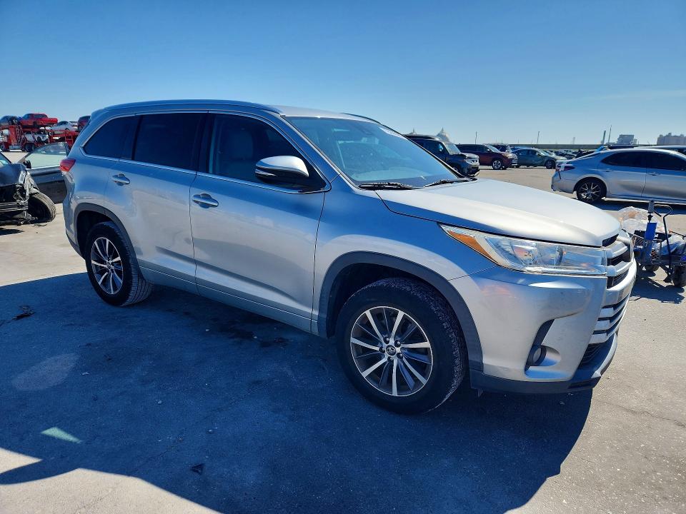 Photo 4 from auction – 2018 TOYOTA HIGHLANDER with VIN 5TDKZRFH8JS280569