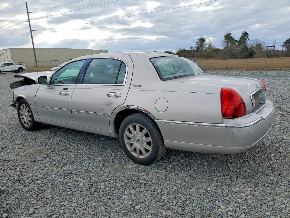Photo 2 from auction – 2011 LINCOLN TOWN CAR with VIN 2LNBL8CV9BX765195