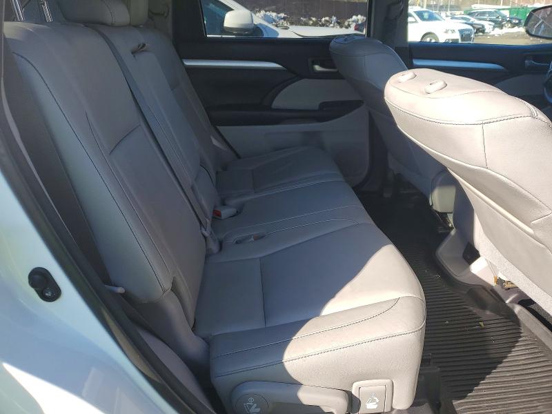 Photo 11 from auction – 2018 TOYOTA HIGHLANDER with VIN 5TDJZRFH2JS803824