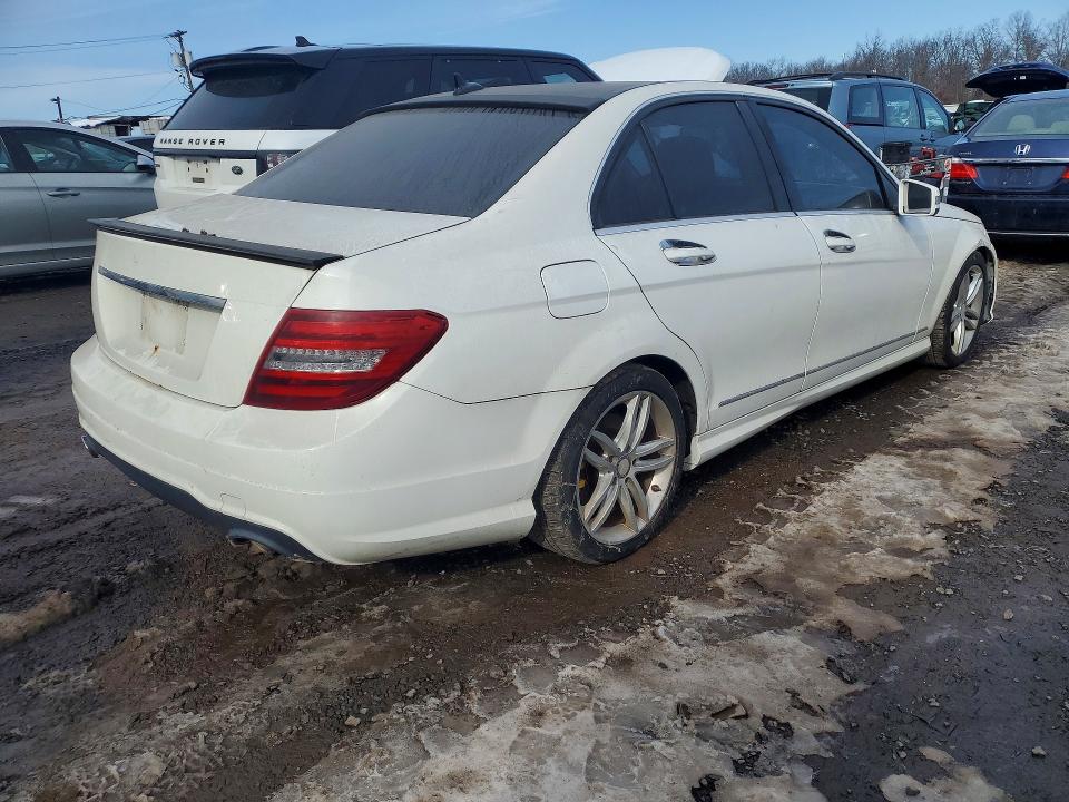 Photo 3 from auction – 2013 MERCEDES-BENZ C with VIN WDDGF8AB8DA764387