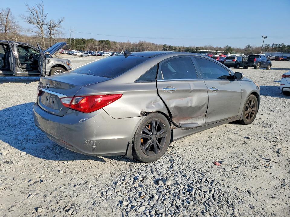 Photo 3 from auction – 2013 HYUNDAI SONATA SE with VIN 5NPEC4AC2DH626199