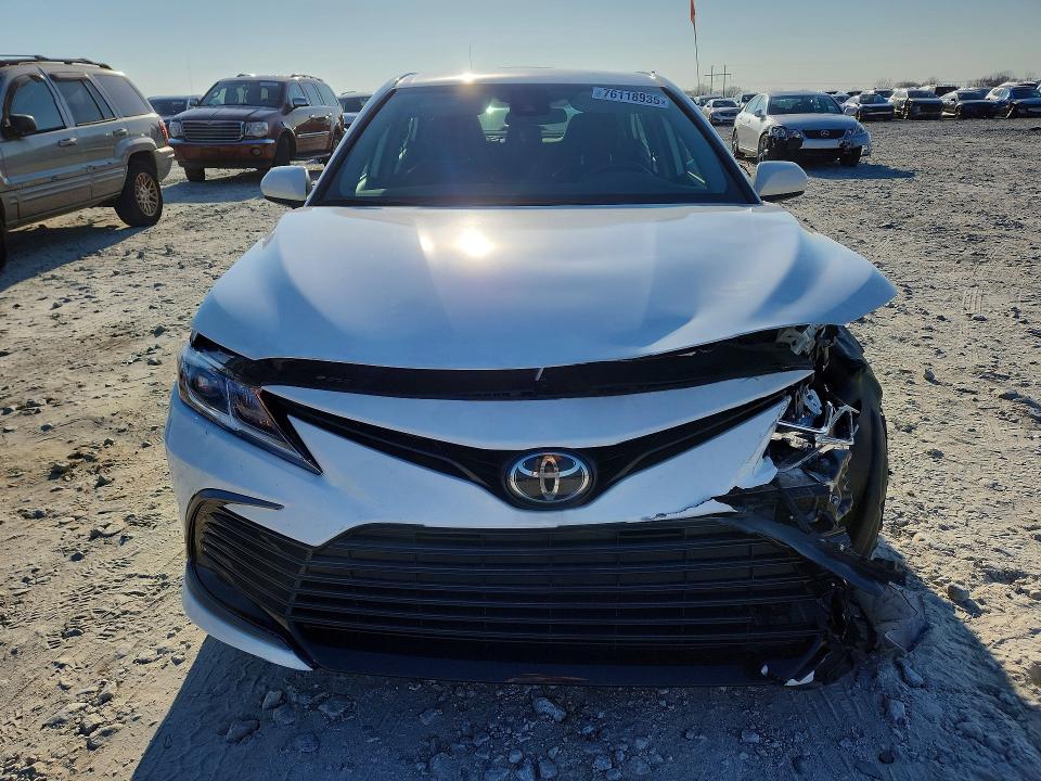 Photo 5 from auction – 2022 TOYOTA CAMRY with VIN 4T1C11AK2NU051432