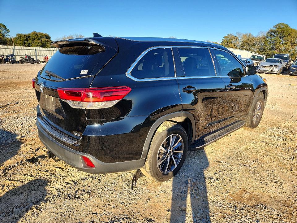 Foto 3 de la subasta – 2018 TOYOTA HIGHLANDER con VIN 5TDKZRFH5JS550082