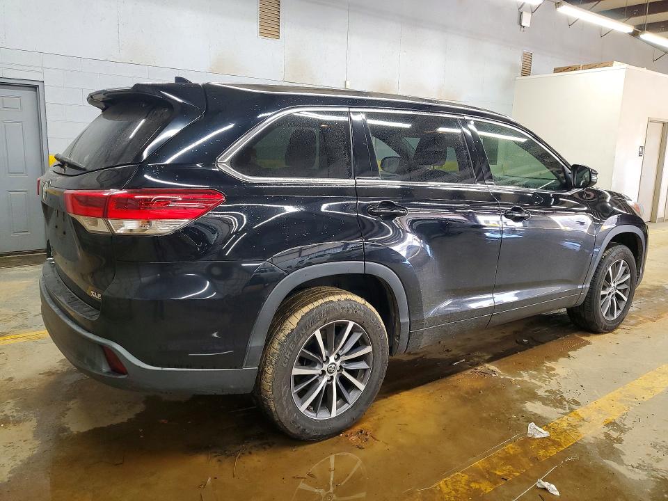 Photo 3 from auction – 2018 TOYOTA HIGHLANDER with VIN 5TDKZRFH5JS537526