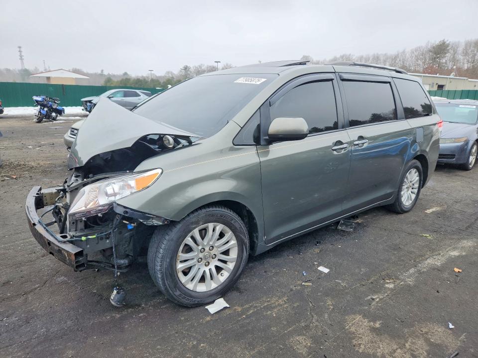 TOYOTA SIENNA 2011 with VIN 5TDYK3DCXBS155402 - Photo from auction
