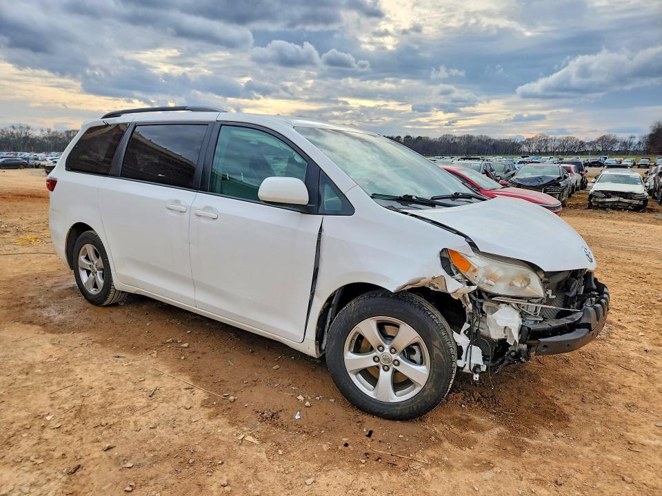 Photo 4 from auction – 2016 TOYOTA SIENNA LE with VIN 5TDKK3DC3GS739122