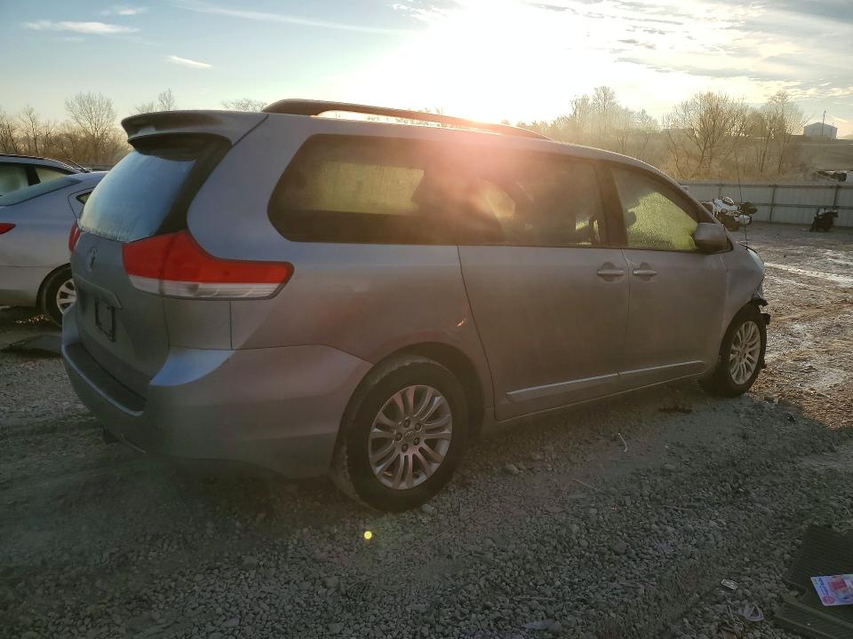 Photo 3 from auction – 2014 TOYOTA SIENNA with VIN 5TDYK3DC0ES501896