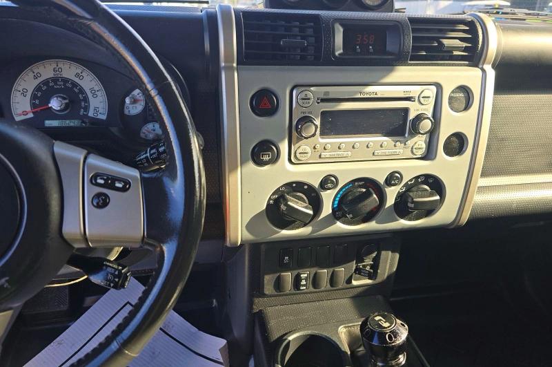 Photo 8 from auction – 2013 TOYOTA FJ CRUISER with VIN JTEBU4BF4DK161883