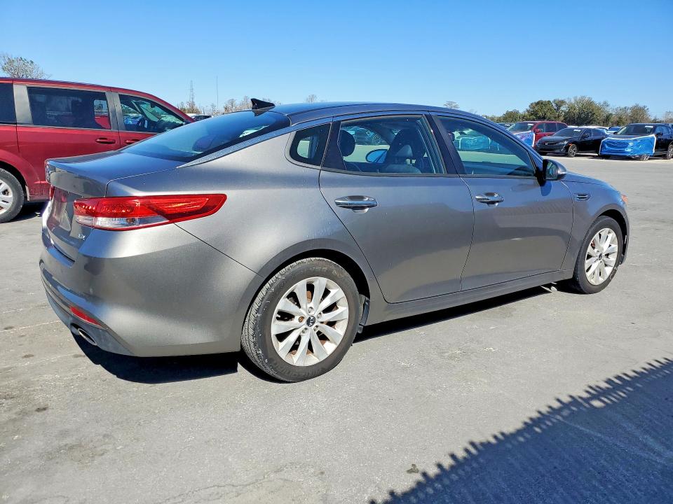 Photo 3 from auction – 2017 KIA OPTIMA with VIN 5XXGU4L32HG135653