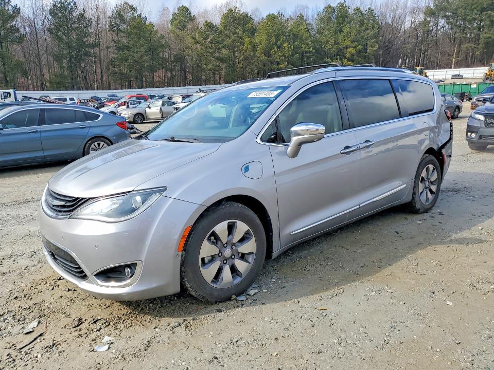 CHRYSLER PACIFICA H 2018 with VIN 2C4RC1N71JR145100 - Photo from auction