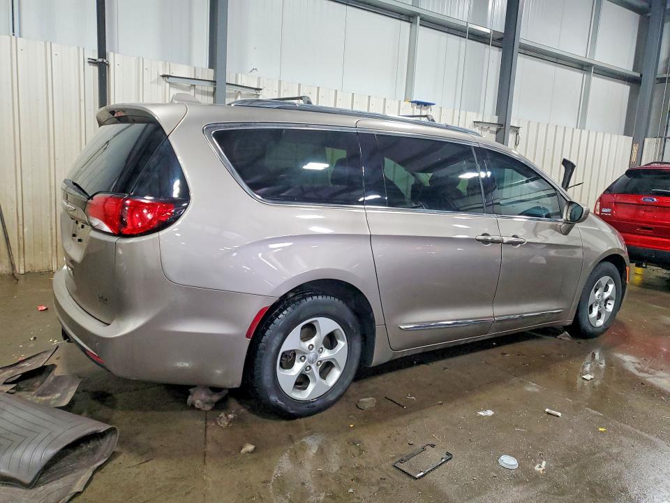 Photo 3 from auction – 2017 CHRYSLER PACIFICA with VIN 2C4RC1EG2HR628377